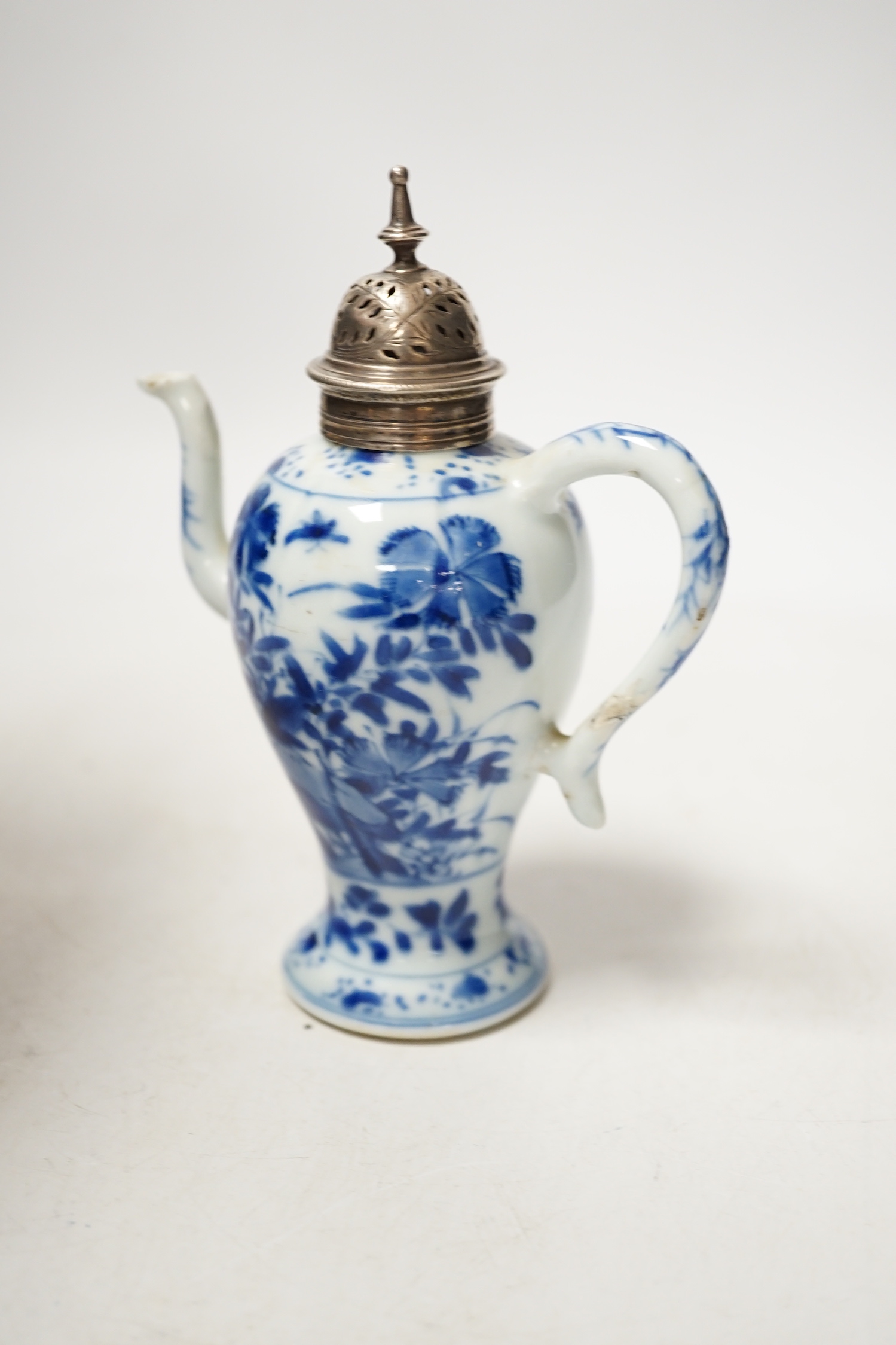 A Chinese Kangxi period blue and white small ewer, with unmarked English white metal cover, 14,5cm high